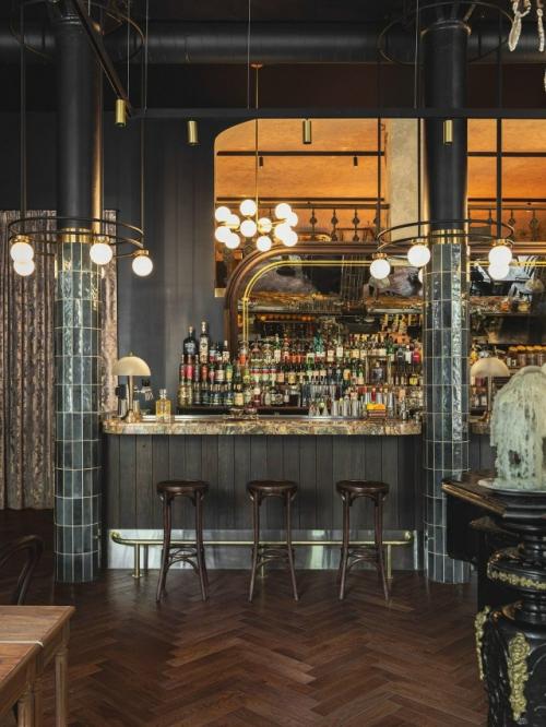 Команда Oblik Design Studio оформила ресторан с тонким французским настроением и вниманием к деталям. 06