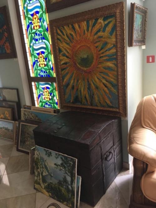 Только в том случае, если женщина - шкатулка с секретом, то мужчина - сундук со сказками. 04