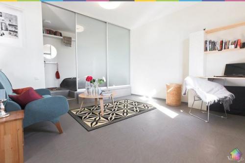 Небольшая квартира на обводном канале с самодельной мебелью, зеркальной колонной и кроватью на подиуме. 05