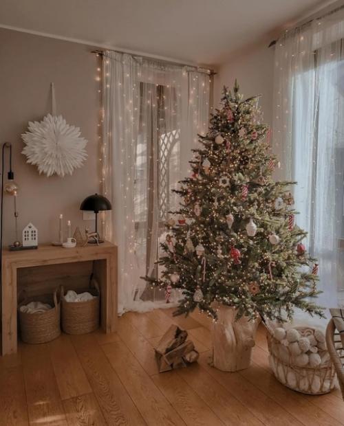 Множество светящихся гирлянд прекрасно поднимают новогоднее настроение и превращают интерьер в волшебную сказку. 06