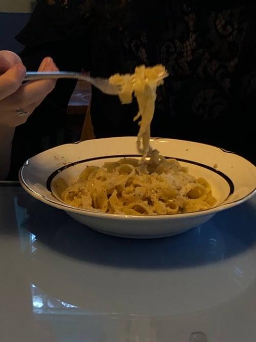 В бывшей усадьбе Рахмановых, в ресторане Лолита, еду приносят в винтажной посуде. 04