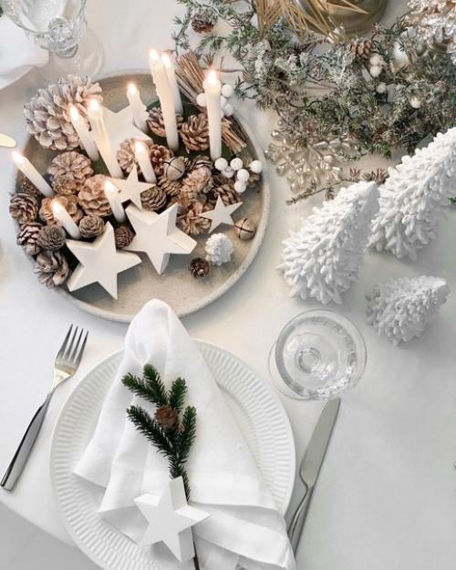 Украшенная шарами зеленая красавица в интерьере скандинавской рождественской гостиной интересно. 05