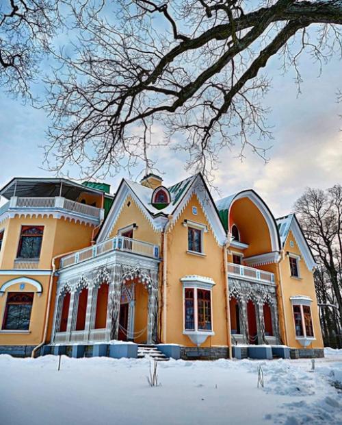 Дворец Коттедж в петергофском парке Александрия удивителен тем, что он сохранился до наших дней без современных новоделов и перестроек. 01