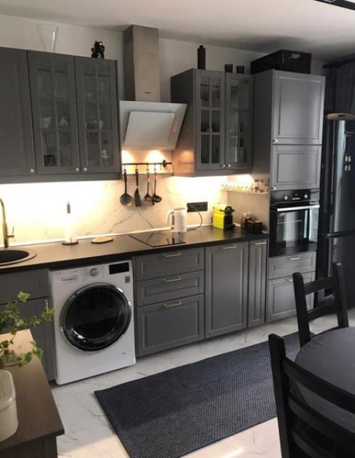 Просторная кухня. В ярких цветах. 05