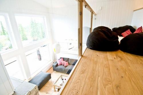 Минималистический, скандинавский интерьер двухуровневой квартиры в Швеции. 02