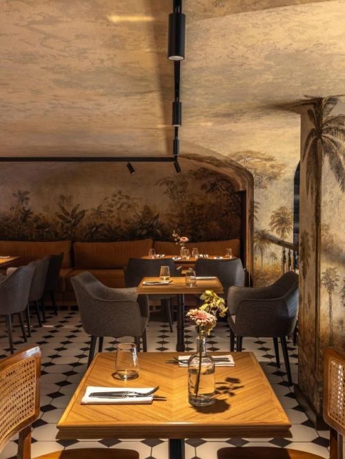 Команда Oblik Design Studio оформила ресторан с тонким французским настроением и вниманием к деталям. 03