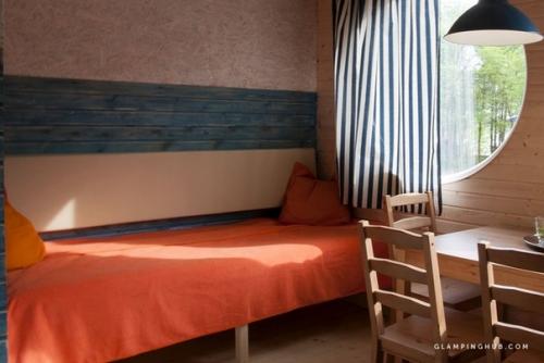 Этот очаровательный коттедж, в котором можно остановиться на пару дней, расположен в астраханской области на левом берегу реки Ахтубы. 05