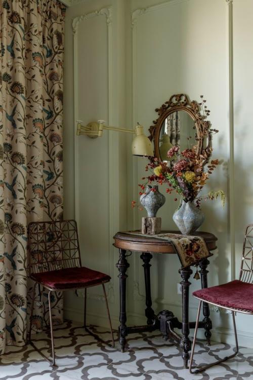 В этой небольшой квартире дизайнер Наталья чопенко объединила яркие детали, смелые решения и предметы с историей. 06