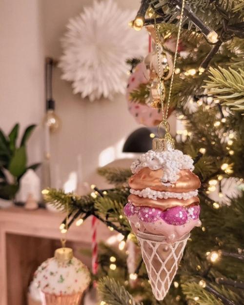 Множество светящихся гирлянд прекрасно поднимают новогоднее настроение и превращают интерьер в волшебную сказку. 07