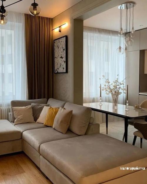 Стильный интерьер кухни, объединенной с гостинной. 01