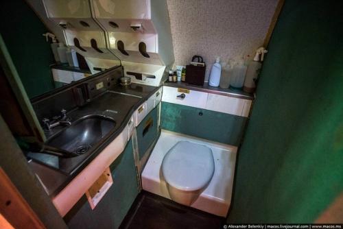 Настоящий выживальщик!   Отшельник в списанном самолете посреди леса живет. 08