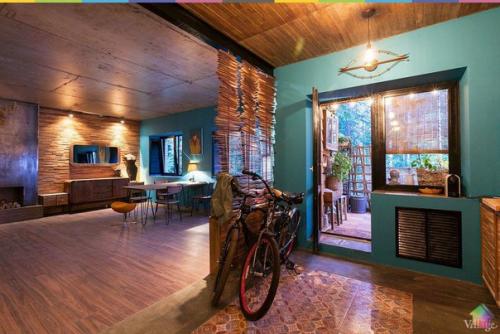 Квартира петербургского ресторатора Михаила Орлова в посёлке юкки - с видом на лес, просторной верандой и мебелью из Индии. 05