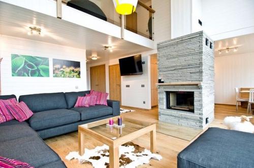 Минималистический, скандинавский интерьер двухуровневой квартиры в Швеции.  