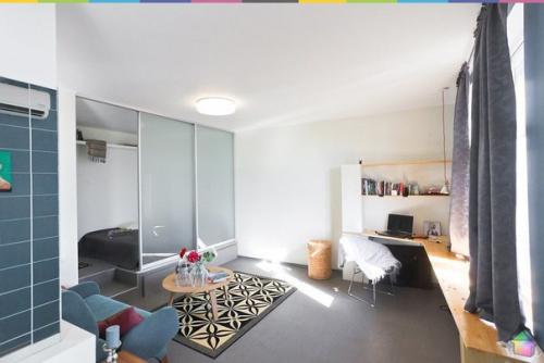 Небольшая квартира на обводном канале с самодельной мебелью, зеркальной колонной и кроватью на подиуме. 04