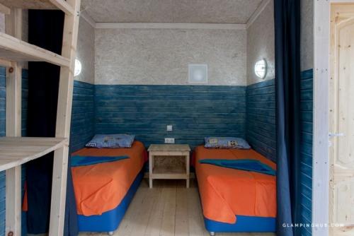 Этот очаровательный коттедж, в котором можно остановиться на пару дней, расположен в астраханской области на левом берегу реки Ахтубы. 02