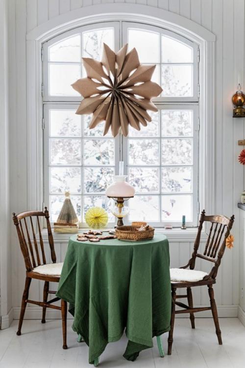 Посмотрите, как супруги Николь и оскар готовятся встречать рождество в своем уютном домике, украшенном самодельными рождественскими игрушками. 01