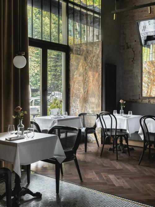 Команда Oblik Design Studio оформила ресторан с тонким французским настроением и вниманием к деталям. 07