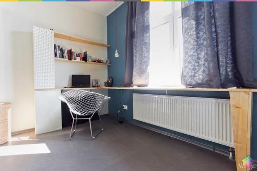 Небольшая квартира на обводном канале с самодельной мебелью, зеркальной колонной и кроватью на подиуме. 02