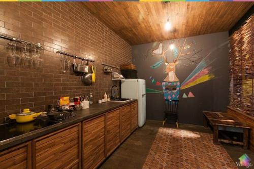 Квартира петербургского ресторатора Михаила Орлова в посёлке юкки - с видом на лес, просторной верандой и мебелью из Индии. 03