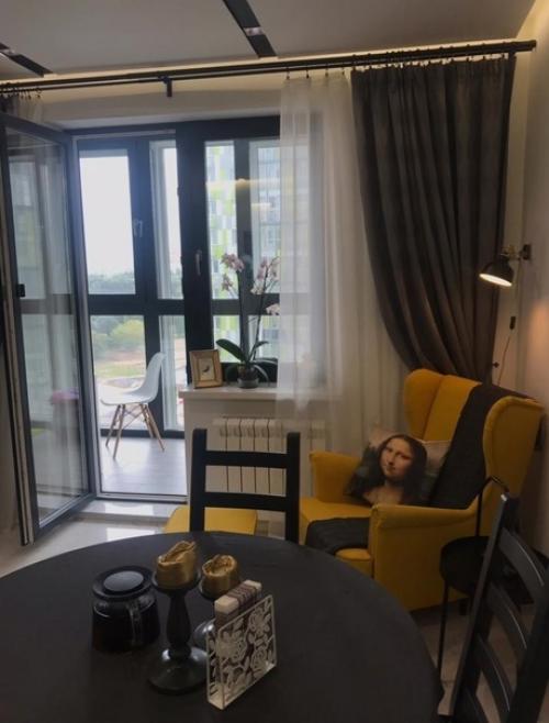 Просторная кухня. В ярких цветах. 04