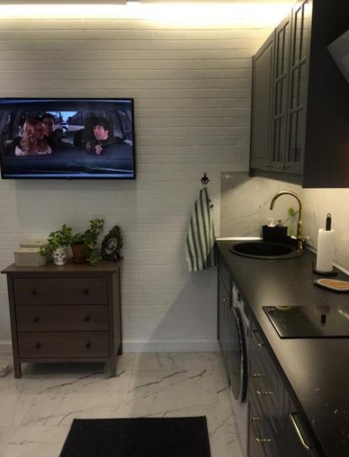 Просторная кухня. В ярких цветах. 01