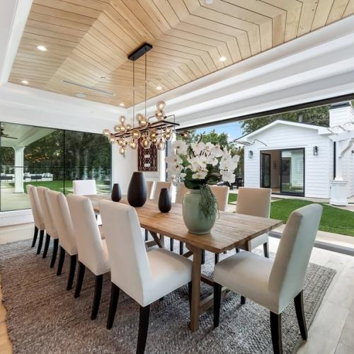 Гостиную в современном стиле прекрасно дополнят светлые тона при оформлении интерьера. 04