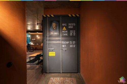 Квартира петербургского ресторатора Михаила Орлова в посёлке юкки - с видом на лес, просторной верандой и мебелью из Индии. 08