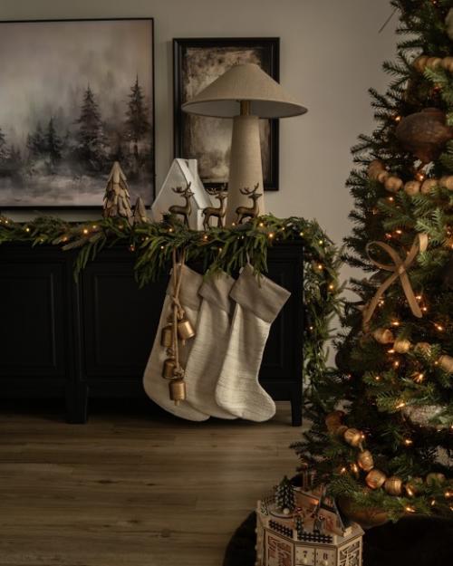 Натуральные материалы и красивые оттенки зелёного в деталях красивого интерьера, украшенного к новогодним праздникам. 01
