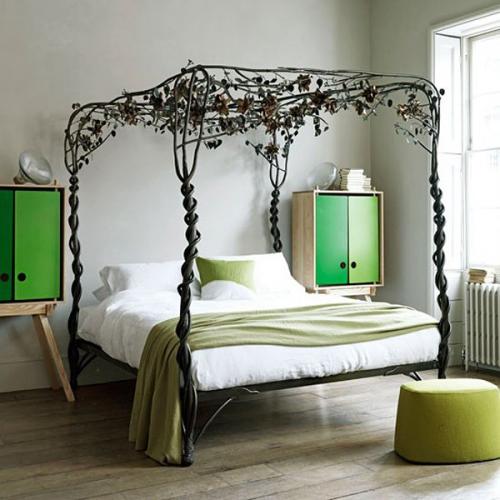 Подборка кроватей с опорами под балдахин.