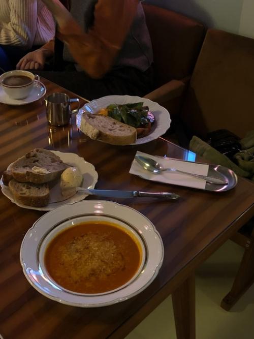 В бывшей усадьбе Рахмановых, в ресторане Лолита, еду приносят в винтажной посуде. 02