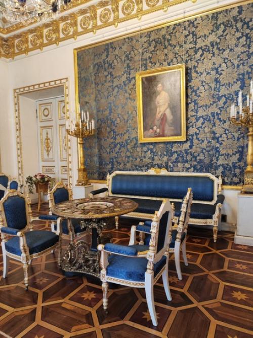 Очень - очень здесь красиво и жизнь в доме Юсуповых бьёт ключом, судя по экскурсионному расписанию. 02