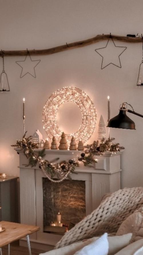 Множество светящихся гирлянд прекрасно поднимают новогоднее настроение и превращают интерьер в волшебную сказку. 04