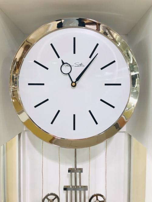 Несмотря на стереотипы, напольные часы не ушли в прошлое, напротив, с легкой руки дизайнеров превратились в модный элемент интерьера. 02