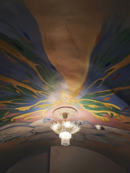 В бывшей усадьбе Рахмановых, в ресторане Лолита, еду приносят в винтажной посуде. 05