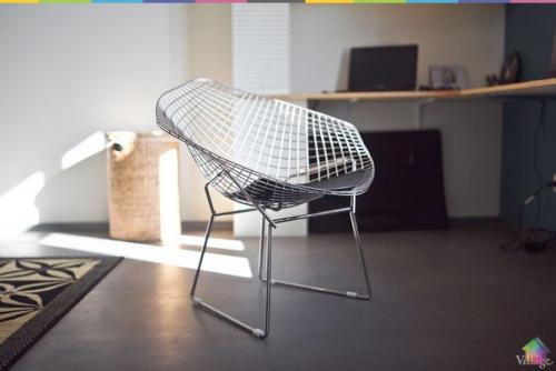 Небольшая квартира на обводном канале с самодельной мебелью, зеркальной колонной и кроватью на подиуме. 03