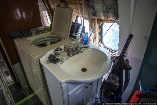 Настоящий выживальщик!   Отшельник в списанном самолете посреди леса живет. 07