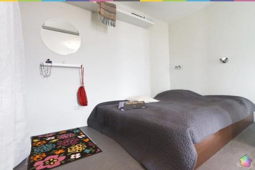 Небольшая квартира на обводном канале с самодельной мебелью, зеркальной колонной и кроватью на подиуме. 07