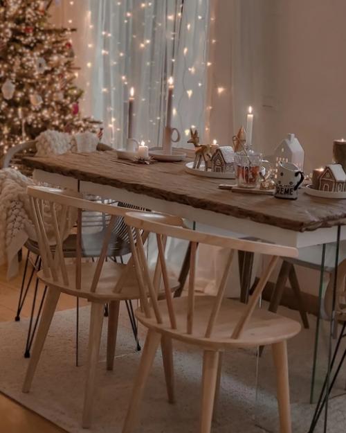 Множество светящихся гирлянд прекрасно поднимают новогоднее настроение и превращают интерьер в волшебную сказку. 05