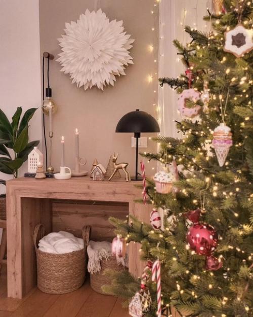 Множество светящихся гирлянд прекрасно поднимают новогоднее настроение и превращают интерьер в волшебную сказку. 02