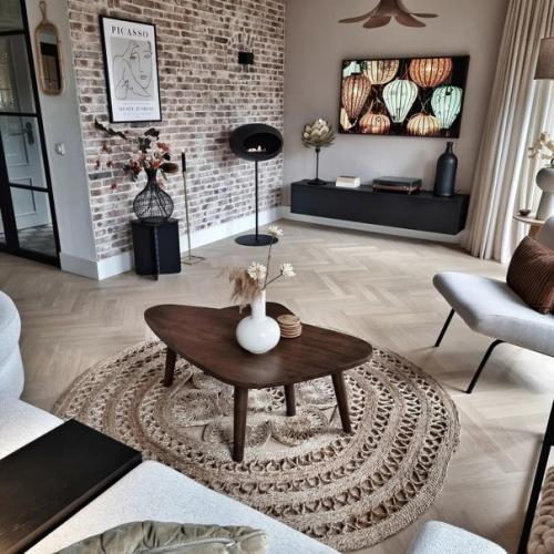 Темное дерево все чаще в скандинавских интерьерах появляется. 05