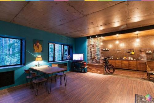 Квартира петербургского ресторатора Михаила Орлова в посёлке юкки - с видом на лес, просторной верандой и мебелью из Индии. 02