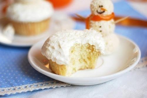 Ванильные капкейки. С творожным кремом и снеговичками из домашних конфет рафаэлло. 01