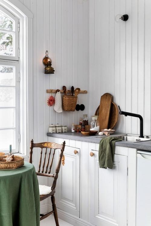 Посмотрите, как супруги Николь и оскар готовятся встречать рождество в своем уютном домике, украшенном самодельными рождественскими игрушками. 05