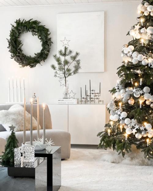 Украшенная шарами зеленая красавица в интерьере скандинавской рождественской гостиной интересно. 03