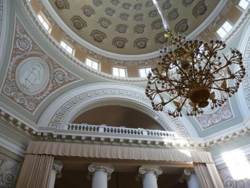 Таврический дворец.  Таврический дворец и прилегающий к нему парк занимает целый квартал в историческом центре Петербурга. 01