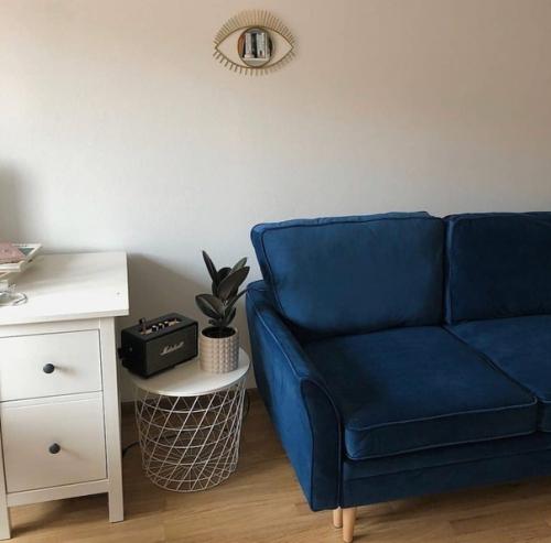 Использовать синий цвет в дизайне гостиной следует аккуратно. 01