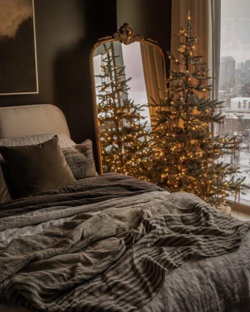 Натуральные материалы и красивые оттенки зелёного в деталях красивого интерьера, украшенного к новогодним праздникам. 07