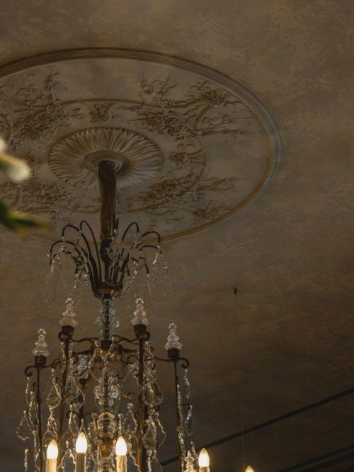 Команда Oblik Design Studio оформила ресторан с тонким французским настроением и вниманием к деталям. 05