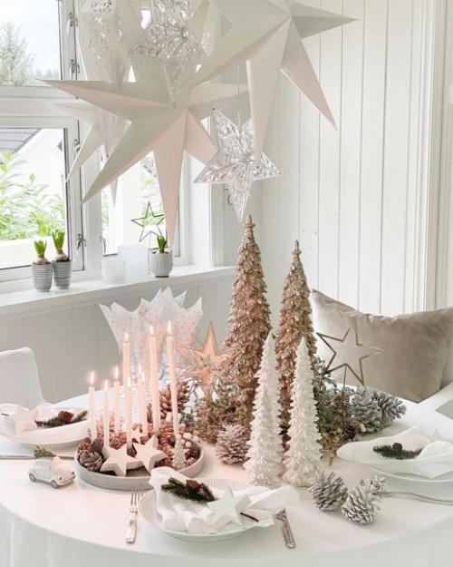 Украшенная шарами зеленая красавица в интерьере скандинавской рождественской гостиной интересно. 04