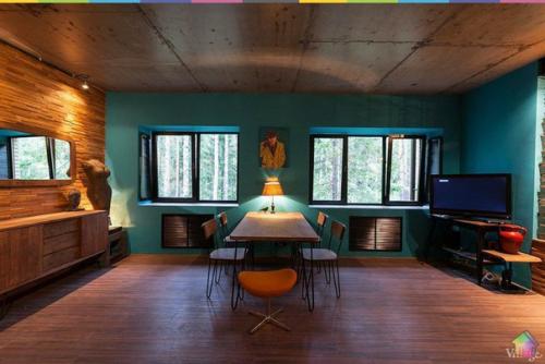 Квартира петербургского ресторатора Михаила Орлова в посёлке юкки - с видом на лес, просторной верандой и мебелью из Индии. 01